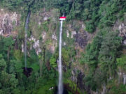 Keren ! Rayakan HUT RI ke-76, Warna Alam Kibarkan Bendera Raksasa di Puncak Curug Cileat merah-putih-di-atas-cileat.jpg