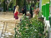 Sungai Kasano di Sulbar Meluap, Pesantren Tergenang 9bcd597848a3908afa1bbef0ae1f375f.jpg