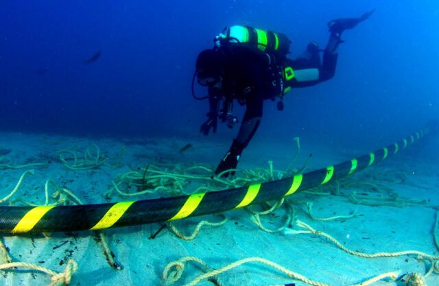 perbaikan-kabel-bawah-laut.jpg
