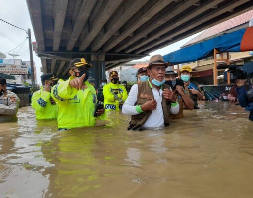 Bupati Subang dan Kepala BBWS Citarum Bahas Penanganan Banjir, Bendung Sadawarna Akan Urai Potensi Banjir 10 % Bupati-Subang-tinjau-banjir.jpg