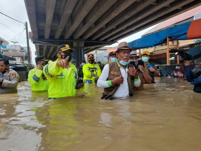 Bupati-Subang-tinjau-banjir.jpg