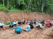 Tinjau Perbukaan Jalan di Desa Cijengkol, Bupati Subang Ngaliwet Bareng Masyarakat Kang-Jimat-bersama-masyarakat.jpg