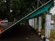 Atap Tempat Parkir di Lingkungan Pemda Subang Roboh Timpa Lima Mobil atap-parkir.jpg