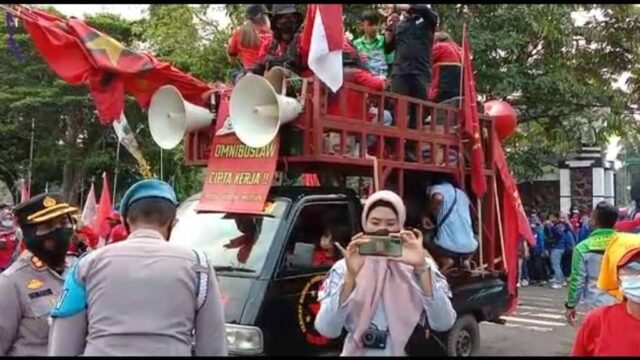 demo-buruh.jpg