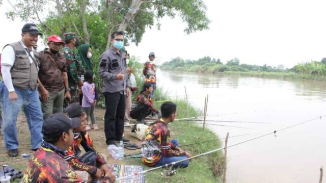 kang-akur-saat-mancing-bersama-warga.jpg