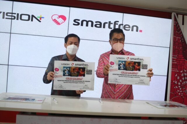 Foto_1-ki-ka-Ade-Tjendra-CEO-PT-MNC-Vision-Network-Tbk-bersama-Djoko-Tata-Ibrahim-Deputy-CEO-Smartfren_800x533.jpg