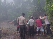 Halangi Jalan, Bhabinkamtibmas Bersama Babinsa Bantu Warga Evakuasi Pohon Tumbang IMG-20220127-WA0025.jpg