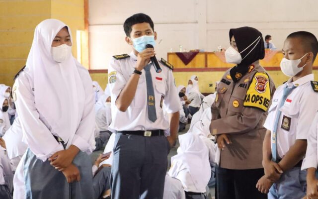 Polres-Subang-goes-to-SMAN-1-PAmanukan.jpg