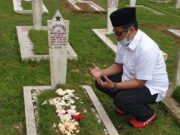 Ziarah ke Makam Pendiri Unsil, Muradi : Ini Pengingat Bagi Saya Terus Berjuang Dalam Pemilihan Rektor Unsil f0a42fa19287078e32dd3aab1643ee7d.jpg