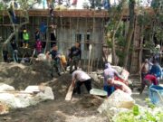 Satgas Yonif 312 Kala Hitam Bantu Bangun Asrama Putri Ponpes Ridayatul Sholihin gotong-royong-bangun-Asrama-putri.jpg