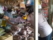 Cegah Penimbunan, Kapolres Subang Pantau Harga Minyak Goreng di Pasar polres-subang-harga.jpg