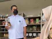 Tampung Keluhan Pedagang Makanan Khas Ciwidey, Rajiv : Insya Allah Maret Covid Selesai dan Ekonomi Kembali Pulih 68e1f104e1b776c71ea18bc436b64197.jpg