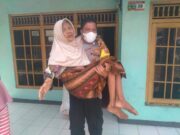 Aksi Bhabinkamtibmas Polsek Jatiwangi Bopong Lansia yang Ingin Divaksin IMG-20220212-WA0013.jpg