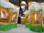 Operasi Pasar di Karawang, Pemprov Jabar Salurkan 1.500 Kemasan Minyak Goreng ae1d225f0c38fe1c1a1c70ba46f86dfc.jpg