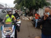 Diguyur Hujan Kapolres Subang Tetap Semangat Berpatroli f276a1d7259b1082ca2138588dcd33e8.jpg