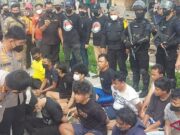 Penggerebekan Sarang Narkotika, Polisi Tangkap Puluhan Orang b6cb8459413f3e40cd2d25296dcc0eb7.jpg