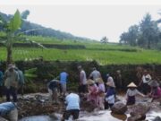 Gotong Royong Bersihkan Lumpur Pasca Banjir fad5afdf61d927d176de18684c30285f.jpg