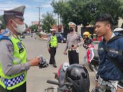 Polres Majalengka Bagikan Masker Kepada Pengguna Jalan Dalam Rangka Ops Keselamatan Lodaya 2022 polres-majalengka20220309_072143.jpg