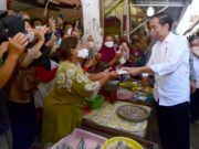 Presiden Menyerahkan Bansos di Pasar Harjamukti Cirebon 6ad305075ed752ab570f66d0a6610a84.jpg
