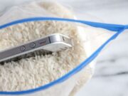 Cara Terbaik Mengatasi HP Kemasukan Air (Trik 2022) hp-dalam-beras-e1554523175263.jpg