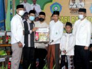Safari Ramadhan di Ponpes Raudhatul Ulum Kasomalang, Kang Akur Serahkan Wakaf Alquran santunan-al-quran.jpg