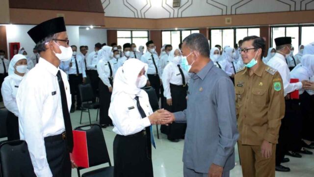 penyerahan-SK-pppk-guru-subang.jpg