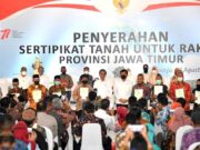 Presiden Serahkan Sertifikat Tanah untuk Rakyat di Sidoarjo 4245f908bceb1ff2c736419ade49b526.jpg