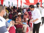 Presiden Bagikan Bansos di Pasar Sungai Duri Bengkayang 699e773f202cb86a758ef4940ee02cb2.jpg