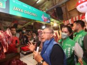 Menteri Perdagangan Dukung Gerakan Digitalisasi Pasar Rakyat Lewat Layanan GrabMart Foto-1-Menteri-Perdagangan-Republik-Indonesia-Zulkifli-Hasan-tiga-dari-kanan-bersama-Director-of-Central-Public-Affairs-Grab-Indonesia-Tirza-Munusamy-dua-dari-kanan-JPG_copy_800x533.jpg