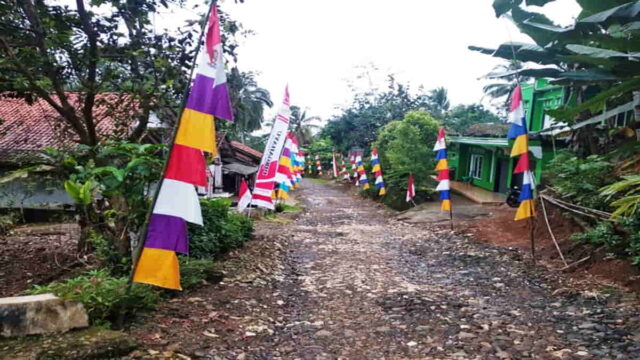 Jalan-Rusak-di-Desa-Kalijaya.jpg