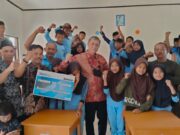 Siswa Belajar Dilantai, Dahana Kirim Meja dan Kursi Produksi UMKM ke SD Banjarsari dahana-bantu-kursi.jpg