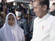 Presiden Dimarahi Siswi SMA Gegara HP-nya Rusak, Jokowi Belikan HP Baru Jokowi.jpg