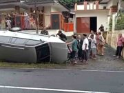 Mobil Rombongan Peziarah Tabrak Pagar Rumah Hingga Terbalik di Tasikmalaya Laka.jpg