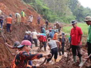 Tinjau Lokasi Longsor di Cihaurbeuti Ciamis, Nanang Permana Bantu Warga Bersihkan Saluran Irigasi Tinjau-Lokasi-Longsor-di-Cihaurbeuti-Ciamis-Nanang-Permana-Bantu-Warga-Bersihkan-Saluran-Irigasi.jpg