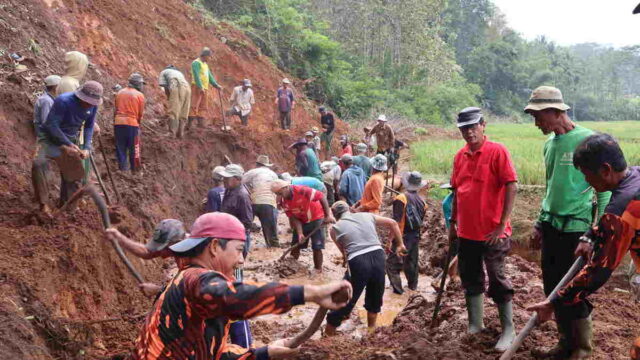 Tinjau-Lokasi-Longsor-di-Cihaurbeuti-Ciamis-Nanang-Permana-Bantu-Warga-Bersihkan-Saluran-Irigasi.jpg