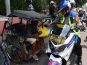 Polres Subang Bagikan Sembako Bagi Warga Terdampak Kenaikan BBM polres-subang-bagikan-sembako-1.jpg