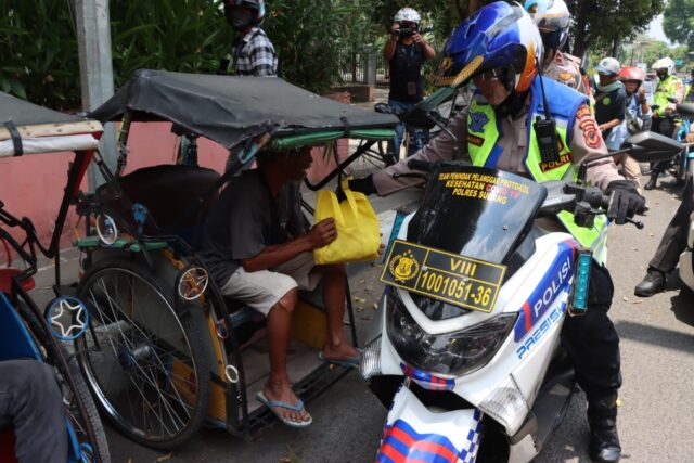 polres-subang-bagikan-sembako-1.jpg