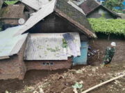 3 Rumah di Cigalontang Tasikmalaya Tertimbun Longsor 3-Rumah-di-Cigalontang-Tasikmalaya-Tertimbun-Longsor.jpg