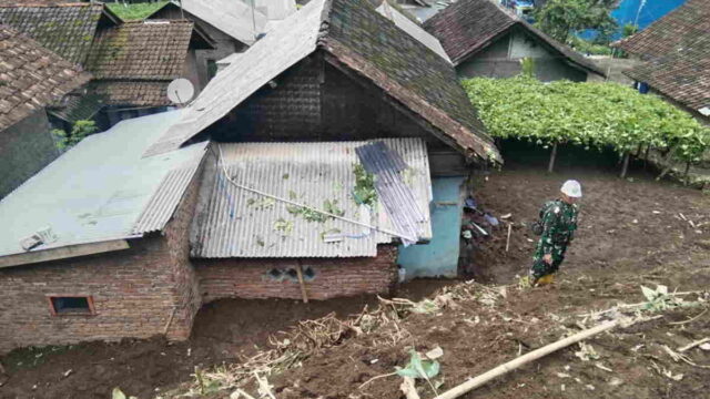 3-Rumah-di-Cigalontang-Tasikmalaya-Tertimbun-Longsor.jpg