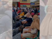 Banjir Air Mata di Polrestabes Makassar, 77 Pemuda Bersimpuh di Kaki Orang Tuanya Banjir-Air-Mata-di-Polrestabes-Makassar.jpeg