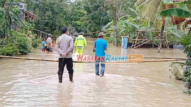 Banjir-Belum-Surut-Warga-Pamotan-Pangandaran-Tutup-Akses-Jalan.jpg