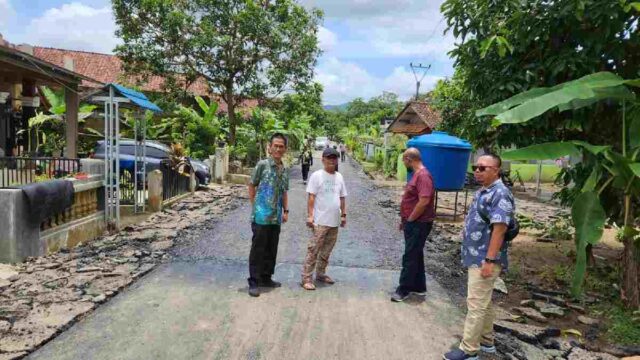 DPRD-Ciamis-Tinjau-Lokasi-Aspal-Mengelupas.jpeg