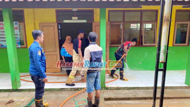 Damkar-Banjarsari-Ciamis-Bersihkan-Sekolah-yang-Terendam-Banjir.jpg