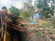 Diterpa Hujan dan Angin Kencang, Pohon Tumbang Timpa Puluhan Rumah di Pangandaran Diterpa-Hujan-dan-Angin-Kencang-Pohon-Tumbang-Timpa-Puluhan-Rumah-Warga-di-Pangandaran.jpg