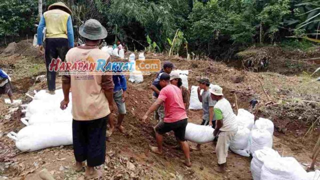 Jebol-karena-Banjir-Tanggul-di-Bangunsari-Ciamis-Diperbaiki-Sementara.jpg