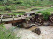 Jembatan Cibeureum di Tasikmalaya Amblas, Aktivitas Anak Sekolah dan Petani Terhambat Jembatan-Cibeureum-di-Tasikmalaya-Amblas-Aktivitas-Anak-Sekolah-dan-Petani-Terhambat.jpg