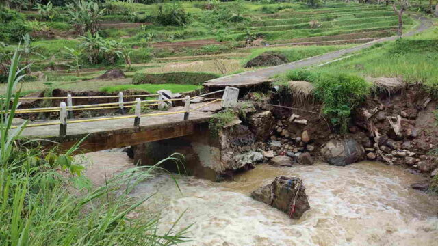 Jembatan-Cibeureum-di-Tasikmalaya-Amblas-Aktivitas-Anak-Sekolah-dan-Petani-Terhambat.jpg