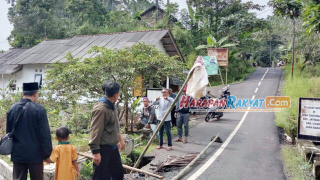 Jembatan-Penghubung-Antar-Desa-di-Jatinagara-Ciamis-Ambruk.jpg