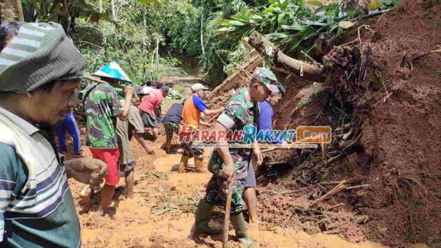 Material-Longsor-Tutupi-Jalan-dan-Rusak-Garasi-Mobil-di-Pamarican-Ciamis.jpg