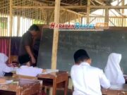 Melihat dari Dekat Puluhan Siswa SD Tasikmalaya Belajar di Saung Bambu Melihat-dari-Dekat-Puluhan-Siswa-SD-Tasikmalaya-Belajar-di-Saung-Bambu.jpg
